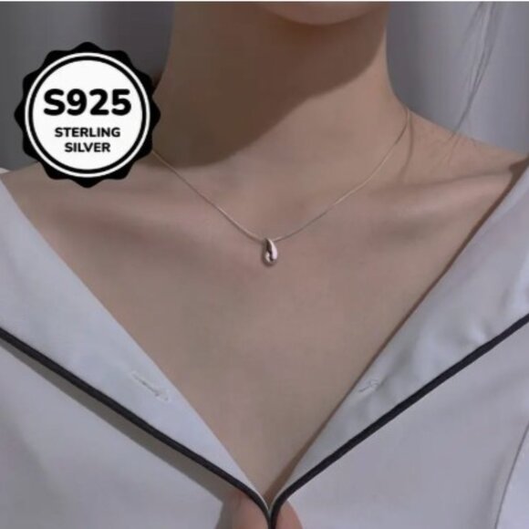 Silvery Teardrop Necklace New in Box - Picture 2 of 4